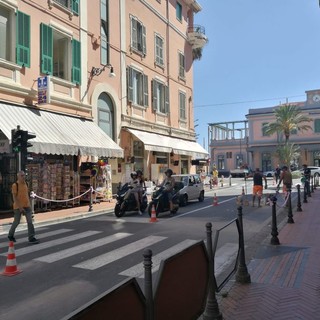 Bordighera: via Roma torna a doppio senso, iniziati i lavori disegnare la nuova segnaletica orizzontale Bordighera: via Roma torna a doppio senso, iniziati i lavori disegnare la nuova segnaletica orizzontale