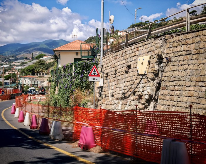 Muro lesionato da ricostruire su cui sarà addossata barriera in cemento per riaprire al traffico quel tratto di carreggiata Muro lesionato da ricostruire su cui sarà addossata barriera in cemento per riaprire al traffico quel tratto di carreggiata