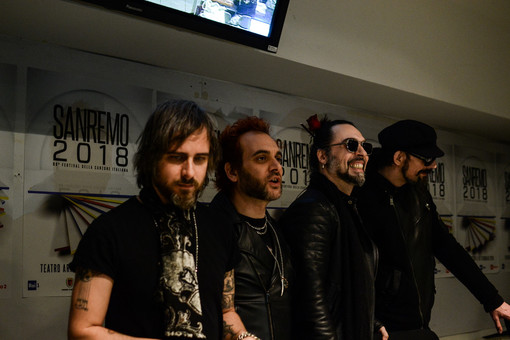 #Sanremo2018, Le Vibrazioni: “Ora parliamo ai figli che chiedono: quando torni a casa, papà?” #Sanremo2018, Le Vibrazioni: “Ora parliamo ai figli che chiedono: quando torni a casa, papà?”