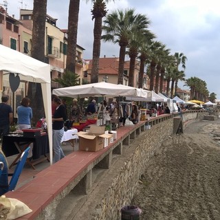 Riva Ligure: domenica appuntamento con il mercatino e nel borgo spazio all'infiorata Riva Ligure: domenica appuntamento con il mercatino e nel borgo spazio all'infiorata