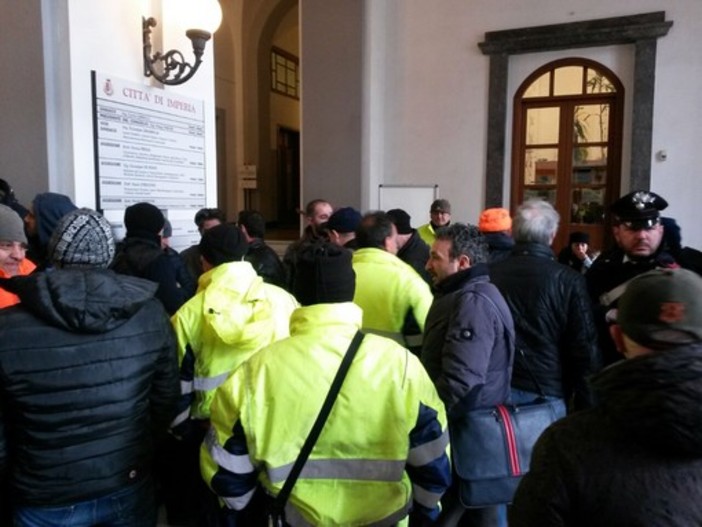 Imperia: pignoramento degli assegni e ricorso di Carige, per gli ex operai Tradeco arriva una doccia fredda Imperia: pignoramento degli assegni e ricorso di Carige, per gli ex operai Tradeco arriva una doccia fredda