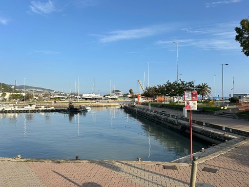 Taggia, intervento urgente in darsena: nuova barriera antinquinamento e materiali per la sicurezza ambientale