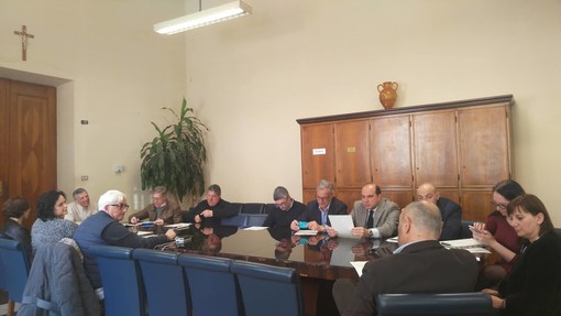 Imperia: la maggioranza nega la discussione sul caso della sospetta incompatibilità dei consiglieri. In aula approdano bilancio e tariffe Tari