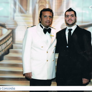 Un nostro lettore ricorda la sua vacanza sulla 'Concordia' nella foto con il Comandante Un nostro lettore ricorda la sua vacanza sulla 'Concordia' nella foto con il Comandante