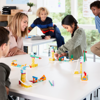 LEGO® EDUCATION SPIKE™ ESSENTIAL LEGO® EDUCATION SPIKE™ ESSENTIAL