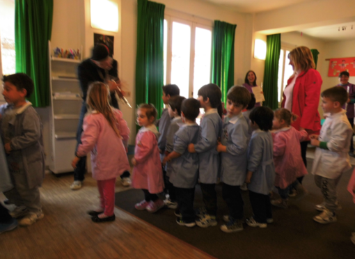 Cervo: mercoledì scorso alla scuola dell'infanzia Siccardi a lezione con il maestro flautista Howerd Cohen