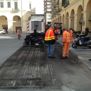 Imperia: rattoppi in corso in vista della gara ciclistica Milano- Sanremo