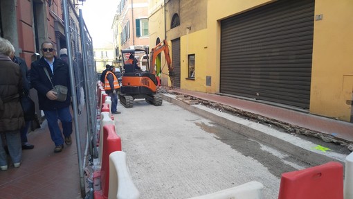 Imperia: dopo lo stop per il periodo natalizio, ripartiti questa mattina i lavori di pedonalizzazione di via Cascione Imperia: dopo lo stop per il periodo natalizio, ripartiti questa mattina i lavori di pedonalizzazione di via Cascione