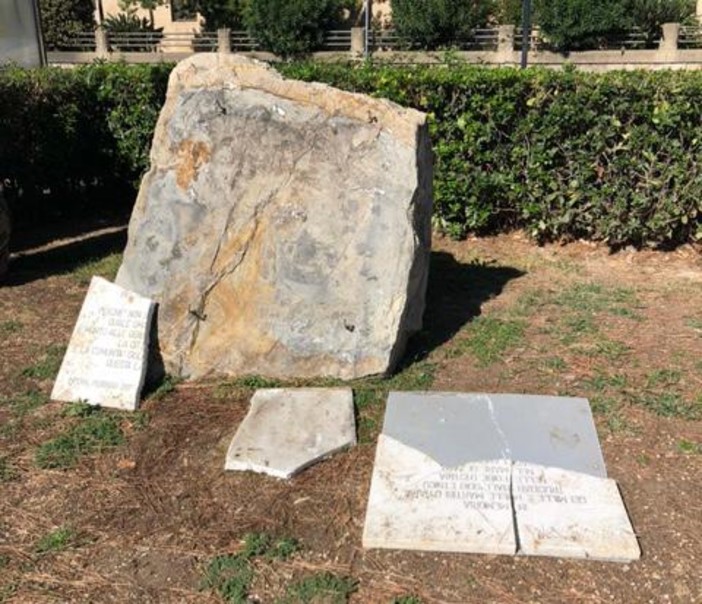 Imperia, vandalizzata la lapide ai giardini Martiri italiani delle Foibe: "Il Comune avvisato oltre 10 giorni fa che si era staccata dalla roccia" (foto) Imperia, vandalizzata la lapide ai giardini Martiri italiani delle Foibe: "Il Comune avvisato oltre 10 giorni fa che si era staccata dalla roccia" (foto)