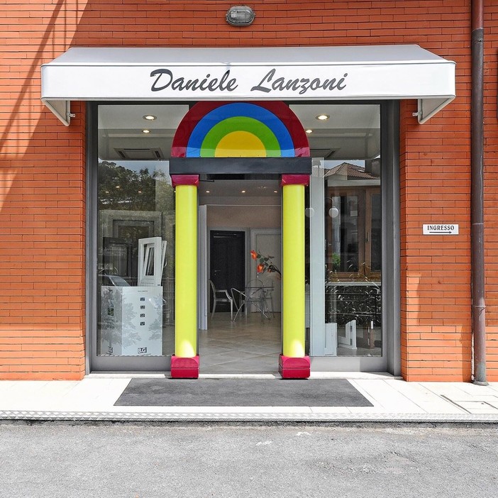 Serramenti e infissi per porte e finestre: la ditta Daniele Lanzoni srl vanta di un'esperienza internazionale iniziata nel 1988 Serramenti e infissi per porte e finestre: la ditta Daniele Lanzoni srl vanta di un'esperienza internazionale iniziata nel 1988