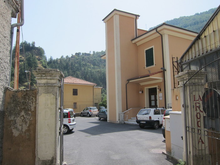 Badalucco, via libera alla valorizzazione dell’edificio “La Rocca”: aggiornato il PUC e definite le funzioni ammissibili