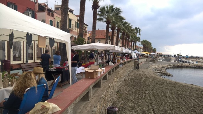 Riva Ligure: domenica appuntamento con il mercatino e nel borgo spazio all'infiorata Riva Ligure: domenica appuntamento con il mercatino e nel borgo spazio all'infiorata