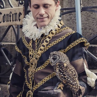 Ventimiglia: una piccola bottega d'altri tempi, abiti da medioevo e rapaci. Non è il "Trono di Spade", ma la storia di Lorenzo Ventimiglia: una piccola bottega d'altri tempi, abiti da medioevo e rapaci. Non è il "Trono di Spade", ma la storia di Lorenzo