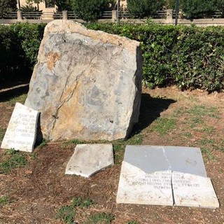 Imperia, vandalizzata la lapide ai giardini Martiri italiani delle Foibe: "Il Comune avvisato oltre 10 giorni fa che si era staccata dalla roccia" (foto)