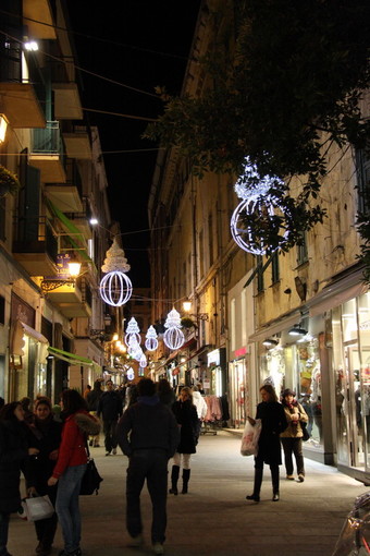 Sanremo: taglio del 25% al budget delle manifestazioni natalizie, aumento per il Tenco