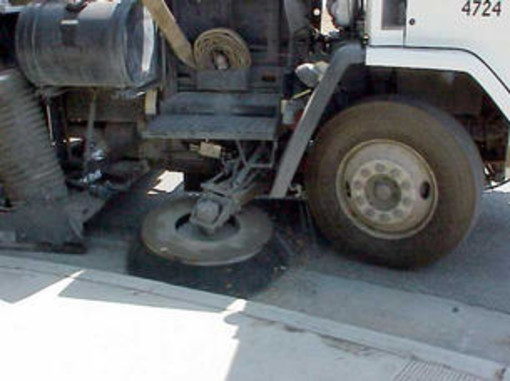 Vallecrosia, lavaggio dei marciapiedi: scatta il divieto di sosta Vallecrosia, lavaggio dei marciapiedi: scatta il divieto di sosta