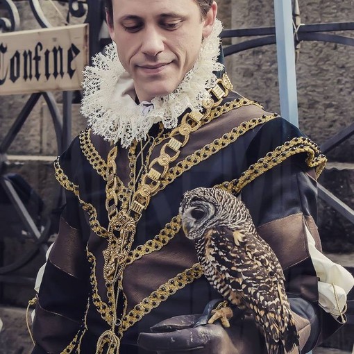 Ventimiglia: una piccola bottega d'altri tempi, abiti da medioevo e rapaci. Non è il "Trono di Spade", ma la storia di Lorenzo