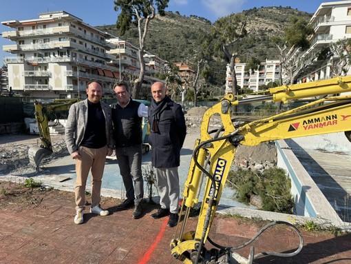 Ventimiglia, ruspe in azione in via Tacito. Di Muro: "Sorgeranno nuovi servizi sportivi" (Foto) Ventimiglia, ruspe in azione in via Tacito. Di Muro: "Sorgeranno nuovi servizi sportivi" (Foto)