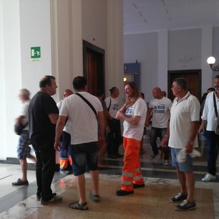 Imperia: sorpresa in Consiglio Comunale. Ritirata la pratica per il pagamento dei lavoratori ex Tradeco. Proteste in aula Imperia: sorpresa in Consiglio Comunale. Ritirata la pratica per il pagamento dei lavoratori ex Tradeco. Proteste in aula