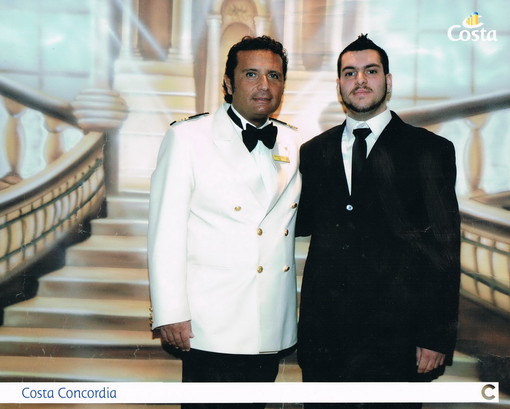 Un nostro lettore ricorda la sua vacanza sulla 'Concordia' nella foto con il Comandante Un nostro lettore ricorda la sua vacanza sulla 'Concordia' nella foto con il Comandante
