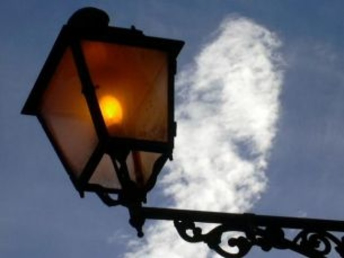 Sanremo: dopo la segnalazione dei giorni scorsi le luci a Poggio si accendono regolarmente alle 17
