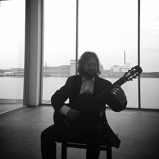 Un concerto da tutto esaurito per Christian Lavernier al Utzon Center Hall, Aalborg, in Danimarca