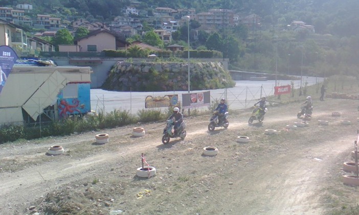 Ventimiglia: ecco le prime foto de 'La 20 Miglia di Ventimiglia', corsa goliardica di motorini e scooter