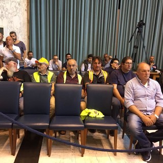 Imperia: il Sindaco Carlo Capacci in Consiglio agli ex lavoratori Tradeco: "Voi in mezzo a un'azione politica" Imperia: il Sindaco Carlo Capacci in Consiglio agli ex lavoratori Tradeco: "Voi in mezzo a un'azione politica"