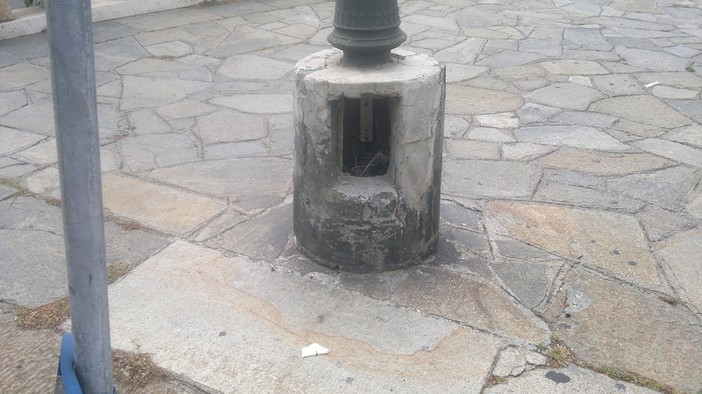 Imperia: lampioni alla Spianata senza sportello di copertura dei cavi elettrici. Zagarella: "Nessun rischio"