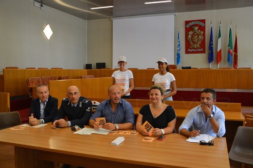 Ventimiglia: ‘Stop alla contraffazione’, avviata la campagna di sensibilizzazione al mercato del venerdì, Ioculano “E’ l’inizio di un percorso di legalità” Ventimiglia: ‘Stop alla contraffazione’, avviata la campagna di sensibilizzazione al mercato del venerdì, Ioculano “E’ l’inizio di un percorso di legalità”