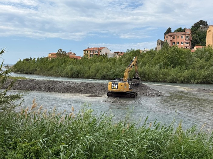 Ventimiglia, ricostruzione della passerella: ruspe in azione nel fiume Roia (Foto)