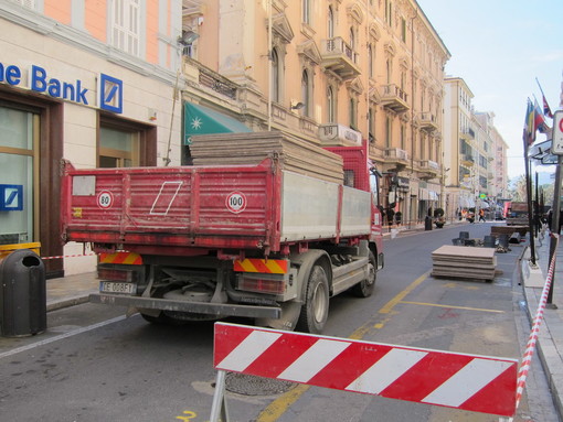 Sanremo: lavori in via Matteotti, scoperchiato per errore il 'caveau' della banca Sanremo: lavori in via Matteotti, scoperchiato per errore il 'caveau' della banca