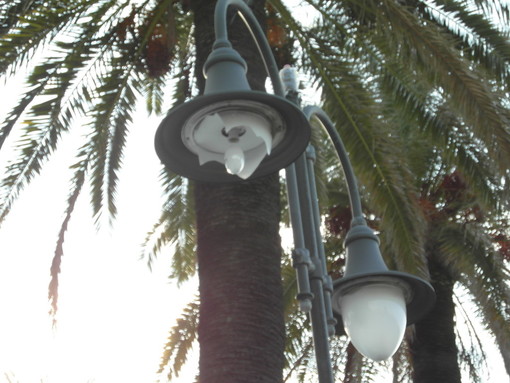 La passeggiata mare di Ventimiglia preda dei vandali: rotti tutti i lampioni stradali dalla passerella al ‘Sirena’