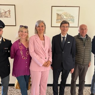 Imperia: donate due litografie alla Questura dall’Associazione Circolo Parasio Imperia: donate due litografie alla Questura dall’Associazione Circolo Parasio
