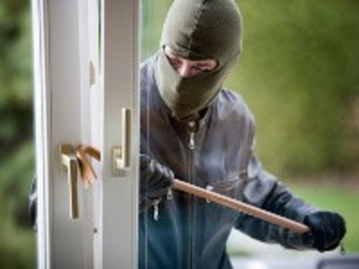 Arma di Taggia: ladri 'acrobati' si arrampicano e rubano in un appartamento al terzo piano alla Levà Arma di Taggia: ladri 'acrobati' si arrampicano e rubano in un appartamento al terzo piano alla Levà
