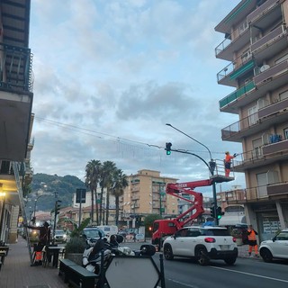 Luminarie Vallecrosia, il sindaco Perri: "Importante mantenere la tradizione della consegna dei panettoni agli anziani. Doveroso partire dalle persone" Luminarie Vallecrosia, il sindaco Perri: "Importante mantenere la tradizione della consegna dei panettoni agli anziani. Doveroso partire dalle persone"