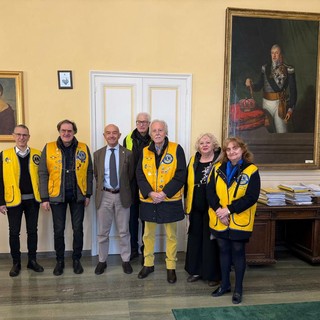 Lions Sanremo Host , consegna di un panettone della Fondazione LCIF al Sindaco Mager