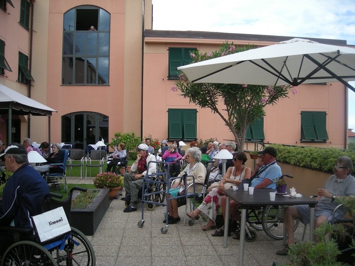 Riva Ligure: grande partecipazione alla Residenza Anni Azzurri LeGrange per “ar…Riva Il Festival Solidale” Riva Ligure: grande partecipazione alla Residenza Anni Azzurri LeGrange per “ar…Riva Il Festival Solidale”