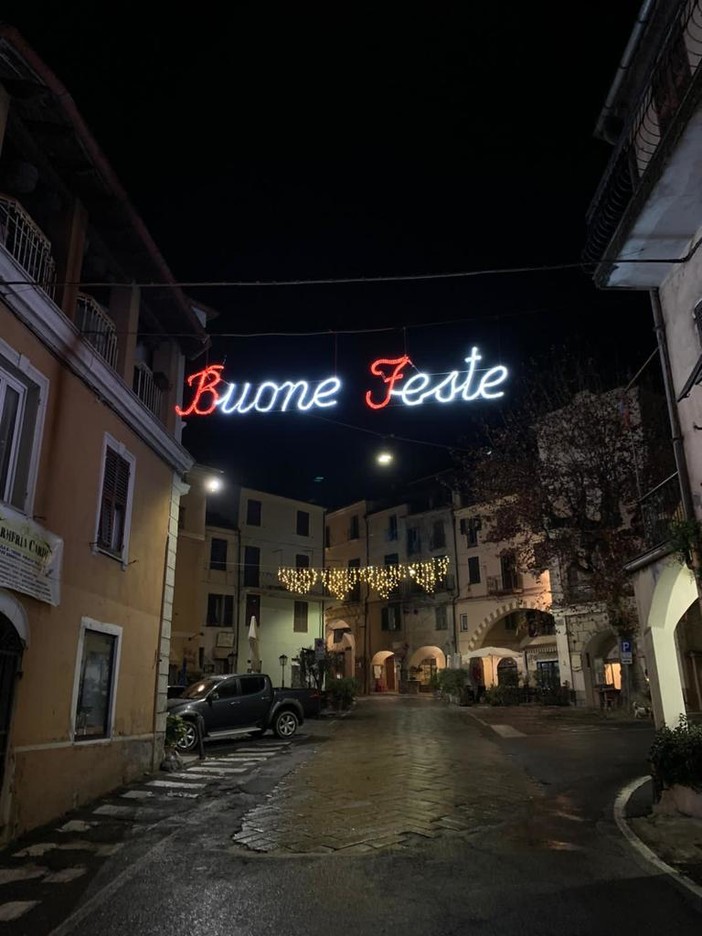 Pieve di Teco, il centro brilla con le luminarie natalizie. Il sindaco Alessandri: &quot;Non potevamo rinunciare a diffondere la speranza e la serenità&quot; (Foto)