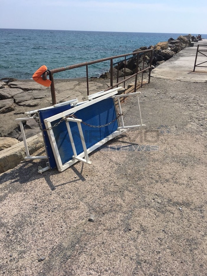 Imperia: i furbetti della spiaggia al Prino, sdraio incatenate ad una ringhiera e panchine usate come cabine Imperia: i furbetti della spiaggia al Prino, sdraio incatenate ad una ringhiera e panchine usate come cabine