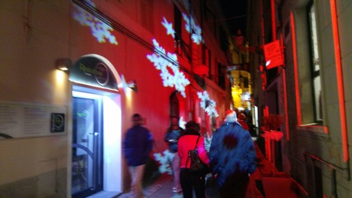 Imperia: gli auguri di Buon Natale dei commercianti di "In Via" in uno speciale video