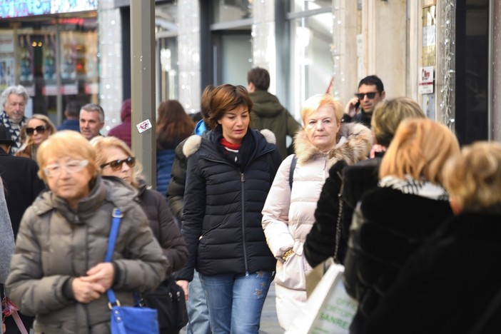 L'ex eurodeputata Lara Comi fotografata questa mattina mentre fa shopping a Sanremo (foto) L'ex eurodeputata Lara Comi fotografata questa mattina mentre fa shopping a Sanremo (foto)