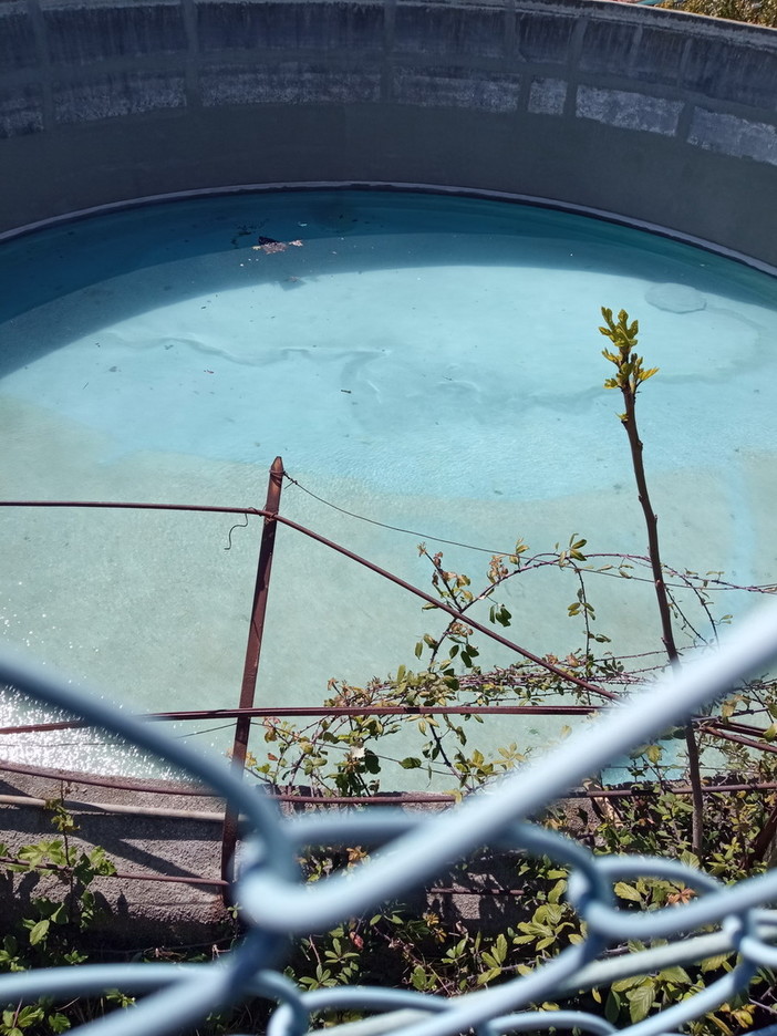 Sanremo: liquido azzurro in un vasca a Poggio, la segnalazione con foto di un lettore