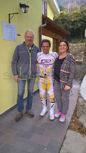 Loris Capirossi ha scelto Bevino per un giro in moto da trial con il campione del mondo Gianmarco Rossi