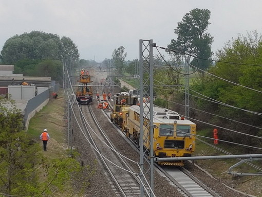 Trinità, potrebbero terminare già domani mattina i lavori di messa a punto dei binari dopo il deragliamento (foto e video)