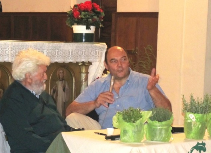 Grande successo di pubblico ad Aosta per l'incontro con Libereso Guglielmi: un anarchico in chiesa applaudito da 150 persone Grande successo di pubblico ad Aosta per l'incontro con Libereso Guglielmi: un anarchico in chiesa applaudito da 150 persone