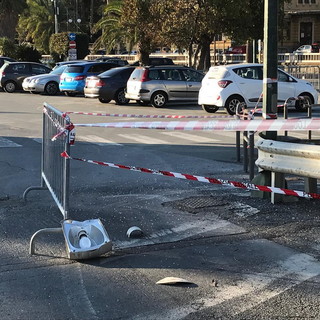 Sanremo: parte di un lampione si stacca e cade sull'asfalto, delimitata l'area dalla Polizia Municipale (Foto)