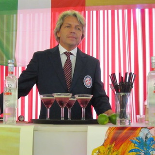 Luca durante la recente presentazione a Monaco del cocktail ideato in onore del matrimonio del principe Alberto II con Charlène Wittstock