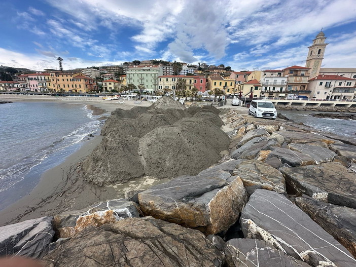 Santo Stefano al Mare si prepara all’estate sistemando le spiagge e con un avviso pubblico per la sponsorizzazione degli eventi estivi