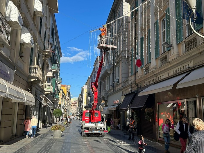 Sanremo lancia la campagna natalizia 2024: marketing turistico per Italia e Francia Sanremo lancia la campagna natalizia 2024: marketing turistico per Italia e Francia